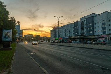 Kaliningrad 'ın merkezindeki Shevchenko caddesinde gün batımı manzarası.