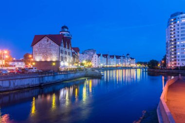 Balıkçı Köylü Pregolya Nehri 'nin gece manzarası.