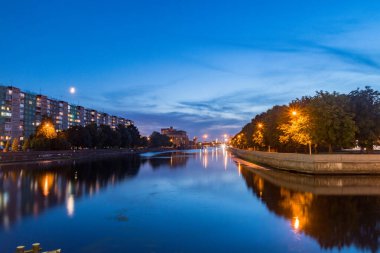 Kaliningrad şehrindeki Pregolya nehrinin güzelliği.