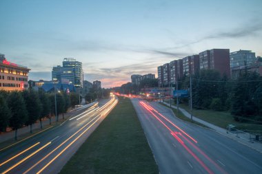 Gün batımında Moskovskiy Prospekt caddesinde görünüm.