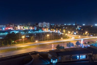 Geceleri Kaliningrad 'ın panoramik görüntüsü.