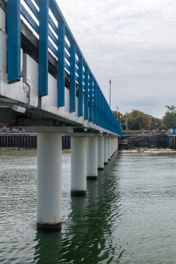 Bulutlu bir günde Zelenogradsk 'ta Baltık Denizi' ndeki iskele.