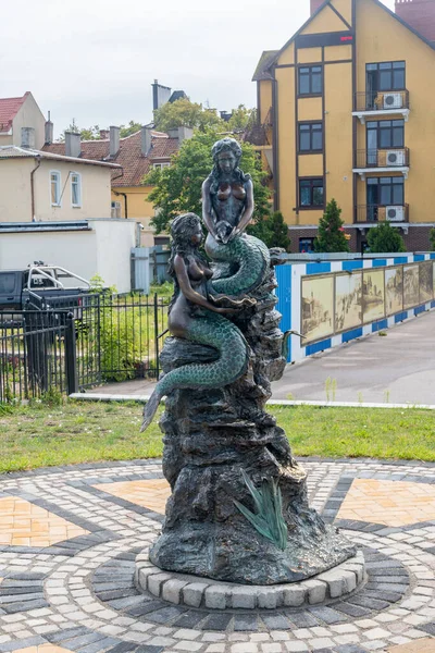 Mermaids sculpture on promenade on the Baltic Sea. — Stock Photo, Image