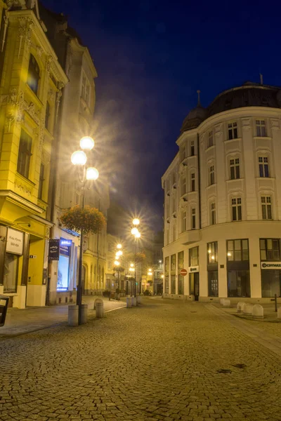 夜のオストラヴァ市内中心部のポストヴニ通り. — ストック写真