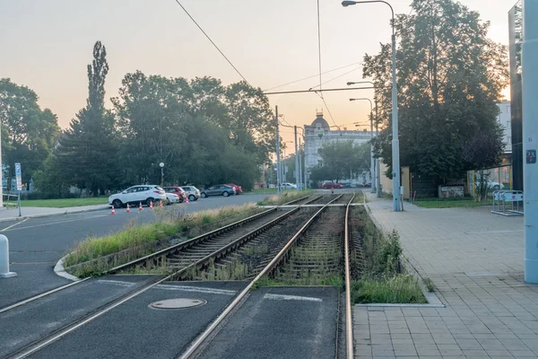 Rua com bonde durante o pôr do sol em Ostrava . — Fotografia de Stock