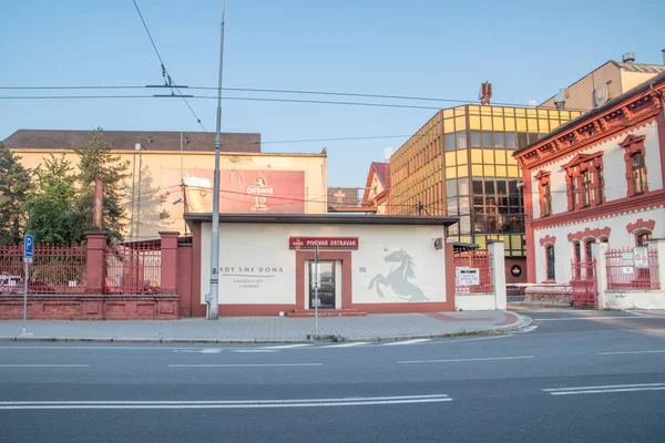 Vista dell'edificio della birreria Ostravar al mattino . — Foto Stock