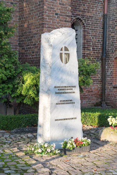 Gedenkstein für Papst Johannes Paul II. Stein neben der Burg Kwidzyn. — Stockfoto