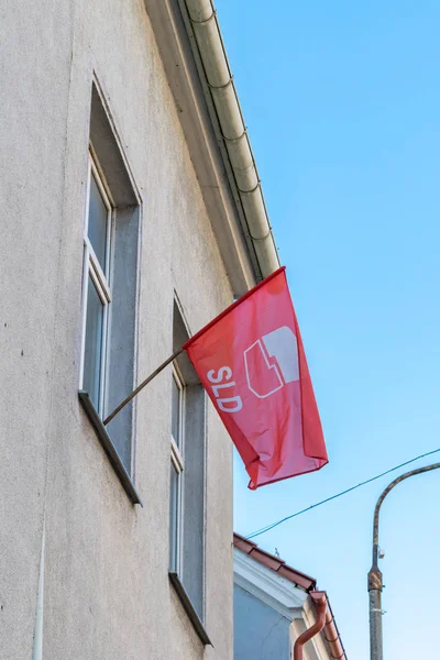 Bandera de la Alianza Democrática de Izquierda (polaco: Sojusz Lewicy Demokratycznej, SLD). Sojusz Lewicy Demokratycznej es un partido político socialdemócrata en Polonia. . — Foto de Stock
