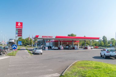 Benzina benzin istasyonu.
