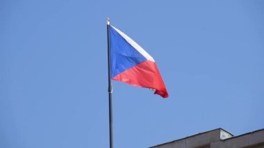 Mavi gökyüzünde sallanan Çek Cumhuriyeti bayrağı.