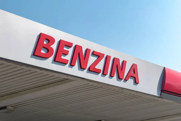 Sinal de Benzina no posto de gasolina . — Fotografia de Stock