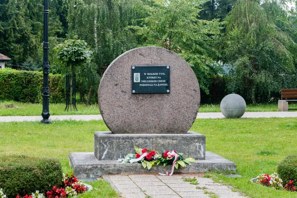 Pedra memorial em homenagem àqueles que permaneceram na terra desumana para sempre . — Fotografia de Stock
