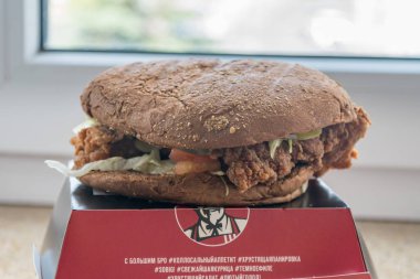 KFC 'de duble Koyu Burger sandviçi..