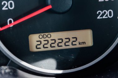 Araba kilometre sayacı 222 bin 222 kilometreye ulaştı..