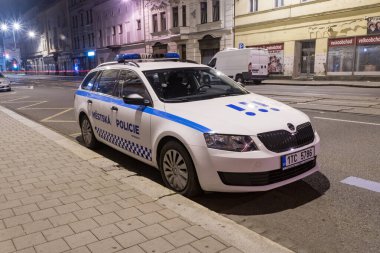 Geceleri Ostrava Belediye Polis Aracı.