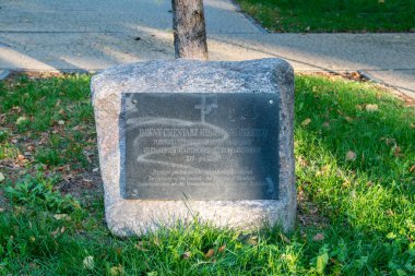 Kwidzyn 'de var olmayan bir mezarlığın anısına bir taş..