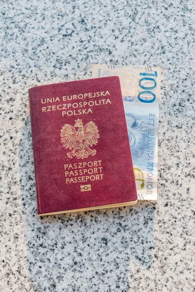 Polski paszport biometryczny i waluta szwedzka. — Zdjęcie stockowe