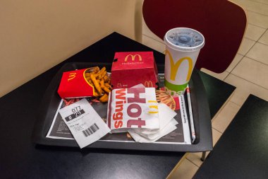 McDonald restoranında tavuk kanatlı Big Sticky Bbq & Co menüsü.