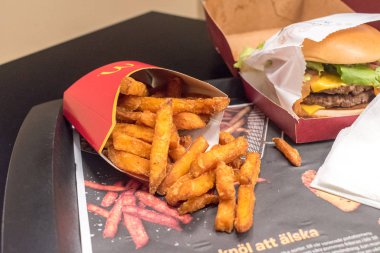 McDonald restoranında patates kızartması.