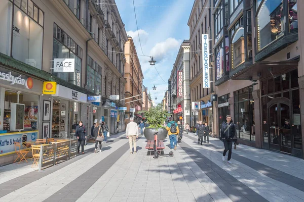 Drottninggatan (Queen Street). Calle peatonal principal de Estocolmo . — Foto de Stock