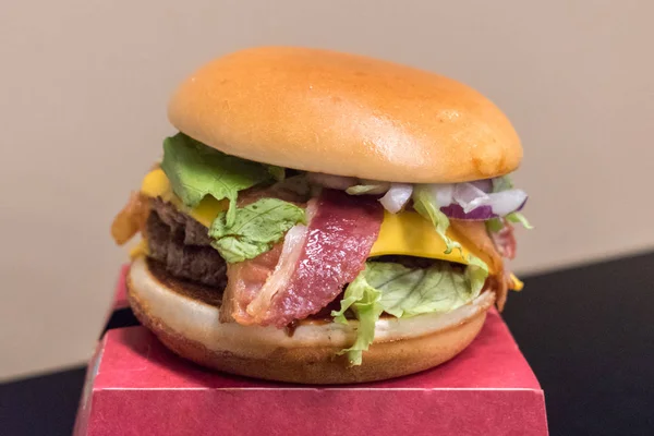 Big Sticky BBQ & CO sandwich nel ristorante svedese McDonald . — Foto Stock