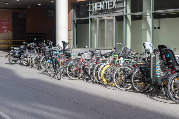 Parcheggio biciclette nel centro di Stoccolma . — Foto Stock