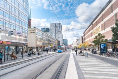 Stockholm 'ün merkezindeki Klarabergsgatan caddesinde sokak manzarası.