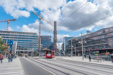 Sergels torg ile sokak Drottninggatan görüntüsü.