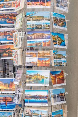 Stockholm 'de içinde turist hatıraları olan bir sürü kartpostal var..