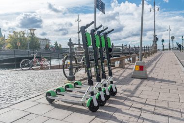 Stockholm şehir merkezinde limonlu scooterlar.