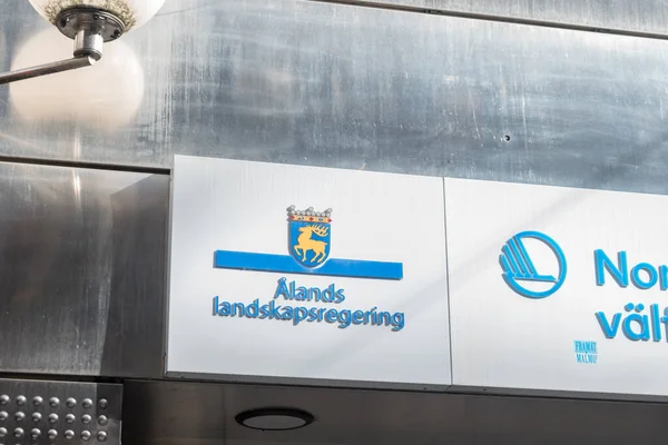 Wapenschild en opschrift Regering van Aland in de Zweedse taal. — Stockfoto