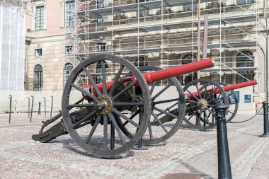 Stockholm 'deki Kraliyet Sarayı' nın önündeki tarihi kilise..