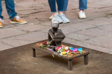 Jarnpojke, küçük çocuk aya bakıyor, Stockholm 'deki en küçük heykel..