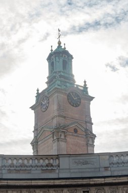 Storkyrkan Kulesi, İsveç, Stockholm 'de güneşli bir geçmişi olan Aziz Nicholas Katedrali Kilisesi..