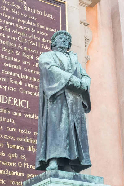 Estatua de Olaus Petri frente a Storkyrkan . — Foto de Stock