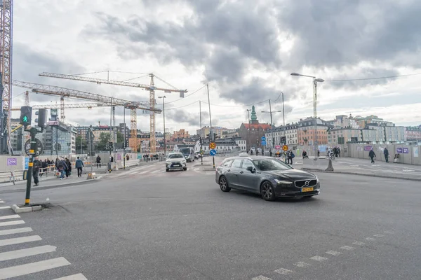 Tráfico urbano cerca del puente Katarinavagen . —  Fotos de Stock