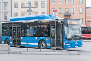 Stockholm 'deki otobüs durağındaki mavi otobüs..