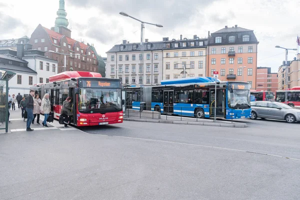 Městské autobusy na zastávce ve Stockholmu. — Stock fotografie