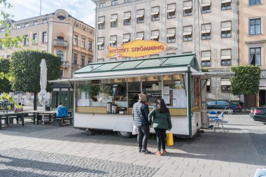 Nystekt Stromming yemek standı.