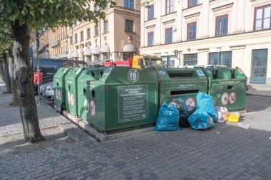 Stockholm 'deki çöp bidonları için yeşil.