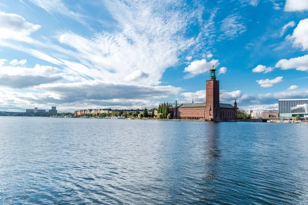 Riddarfjarden con el Ayuntamiento de Estocolmo en Estocolmo, Suecia . — Foto de Stock