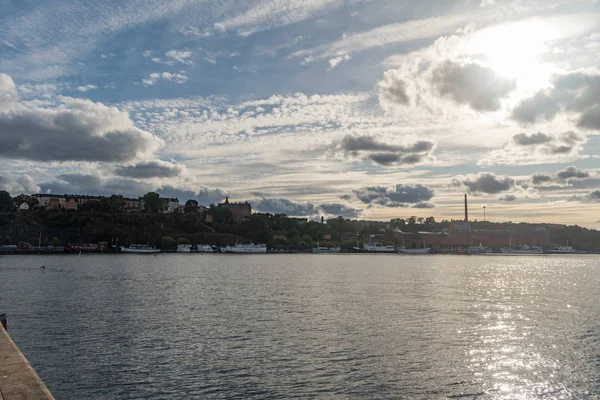 Riddarfjarden阳光普照。 Riddarfjarden是斯德哥尔摩市中心Malaren湖最东端的海湾. — 图库照片
