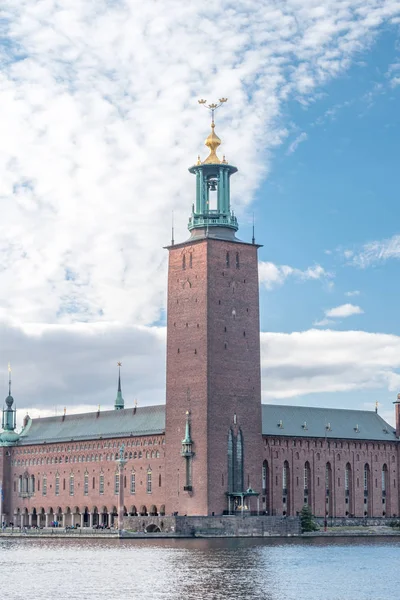 Torre del Ayuntamiento de Estocolmo en Riddarfjarden . — Foto de Stock
