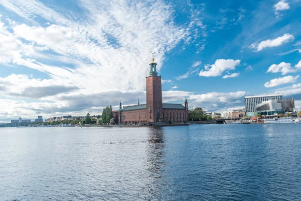 Vista panorámica de Riddarfjarden con el Ayuntamiento de Estocolmo . — Foto de Stock