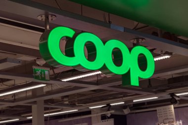 Sweeden 'da Green Coop şarkı söylüyor. Coop bir dükkan..