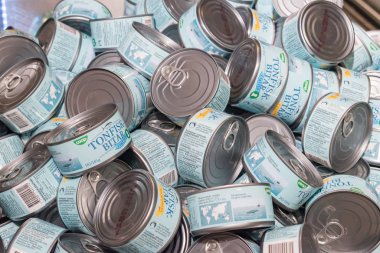 Bir sürü Tonfisk Bitar kutusu..