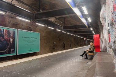 Yeraltı metro istasyonu Fridhemsplan 'daki platform.