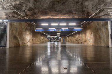 Stockholm metro istasyonunun içi..