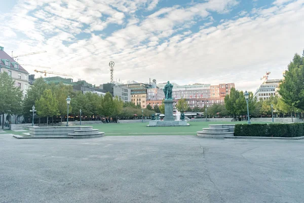 Uitzicht met standbeeld van de Zweedse koning Charles Xiii in Kungstradgarden park. — Stockfoto