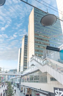 Stockholm 'ün ortasında gökdelenleri olan yaya geçidi..